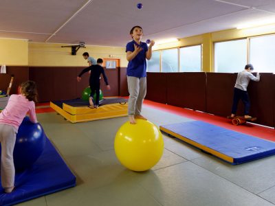 Equilibre sur objet : rola-bola, boule d’équilibre, échasses, monocycle